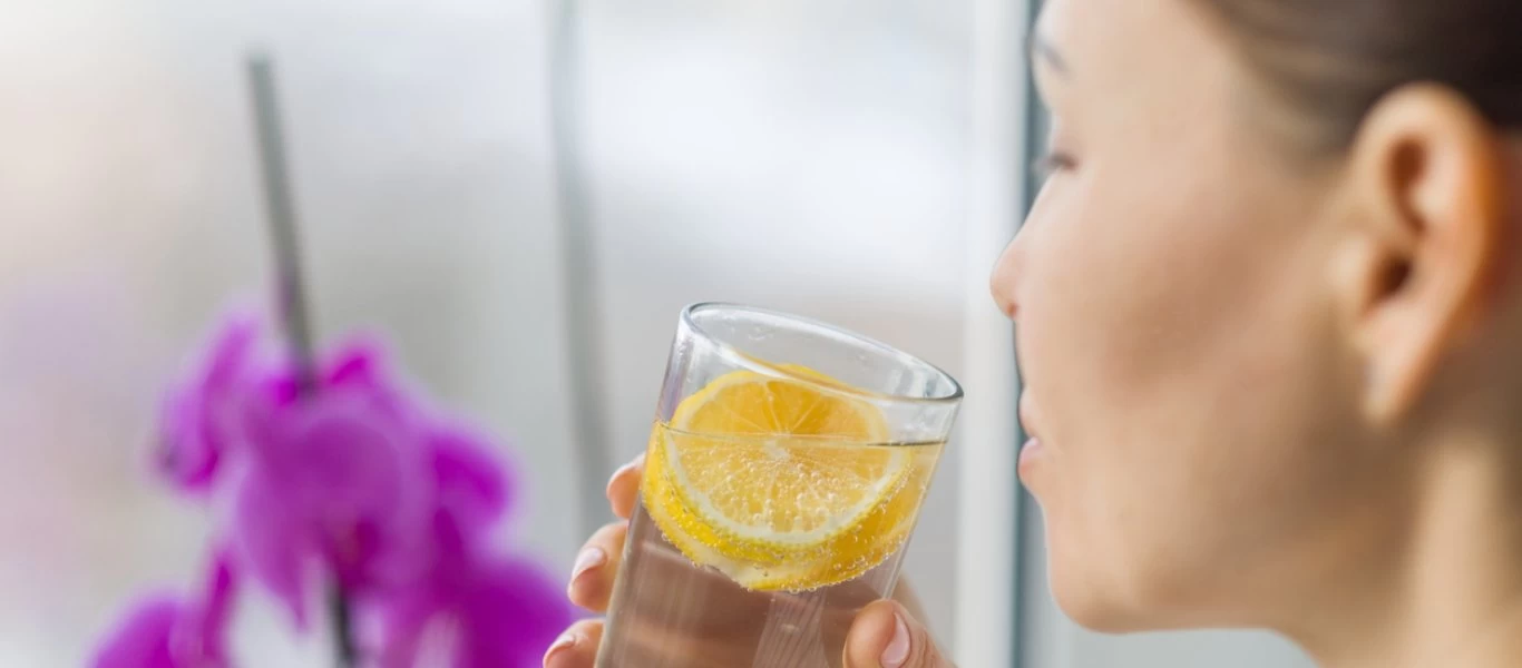 Τα 4 σημαντικά οφέλη για το δέρμα από την κατανάλωση νερού με λεμόνι